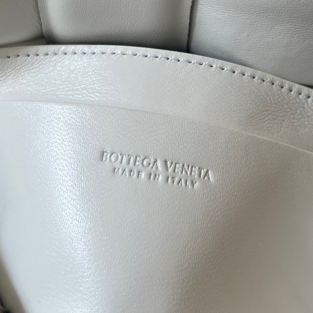 MINI CASSETTE 18 IN WHITE LAMBSKIN
