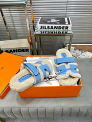 CHYPRE SLIPPERS IN BEIGE LAMB WOOL AND OCEAN BLUE SUEDE