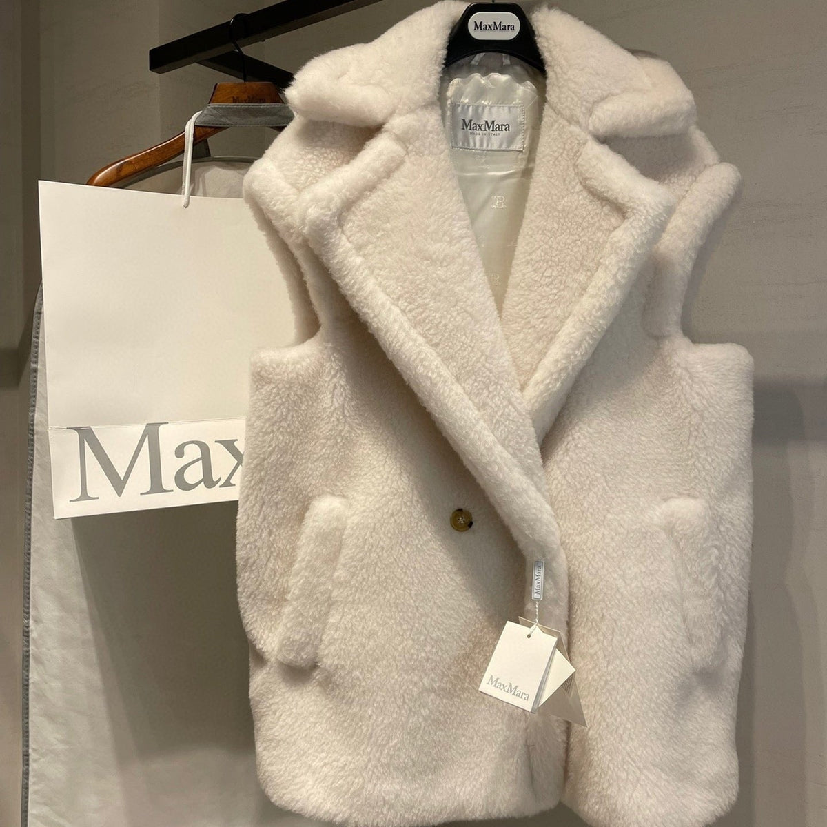 MAX MARA 25S SLEEVELESS TEDDY VEST 00550