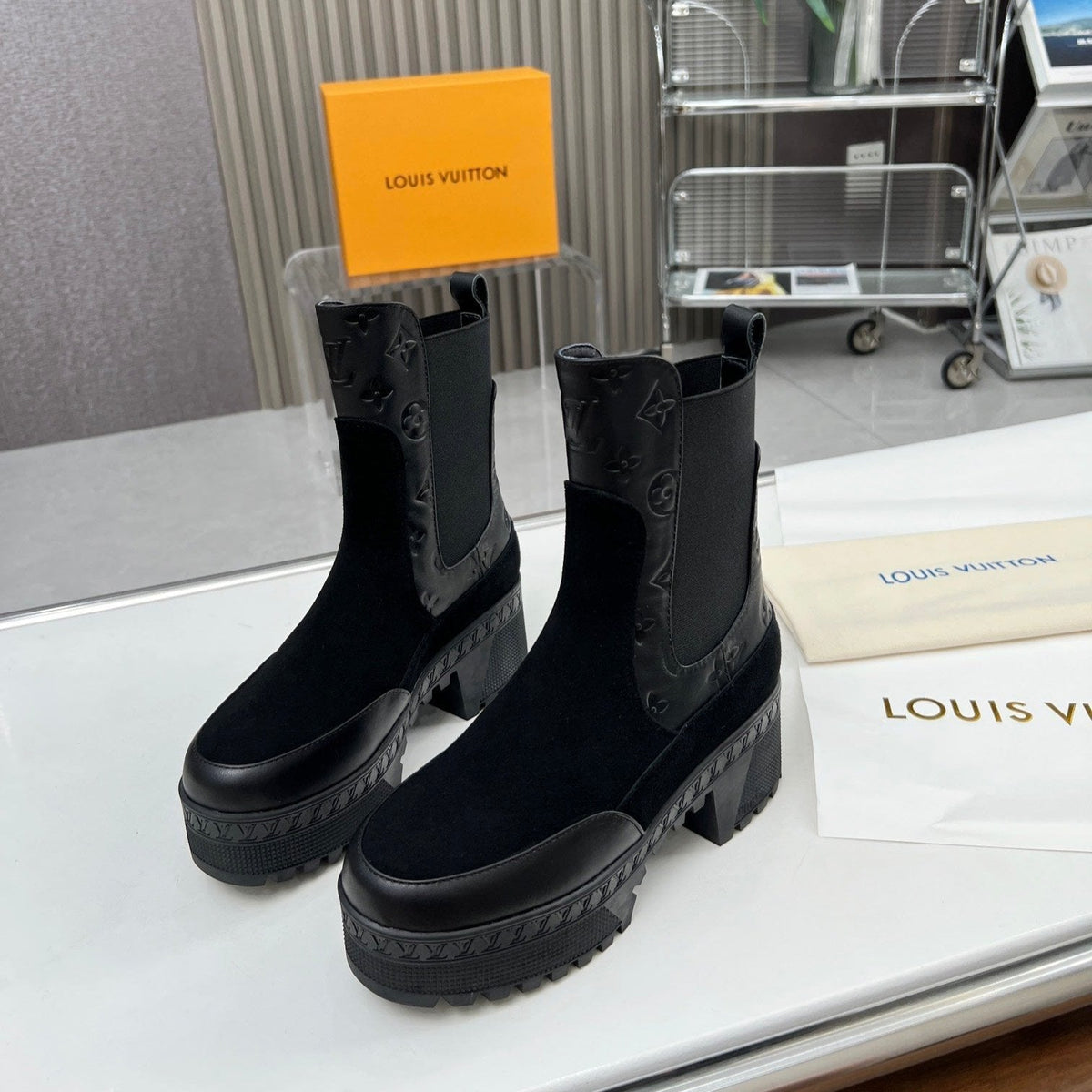 LV WOMEN SHORT BOOT IN BLACK CALFSKIN AND SUEDE