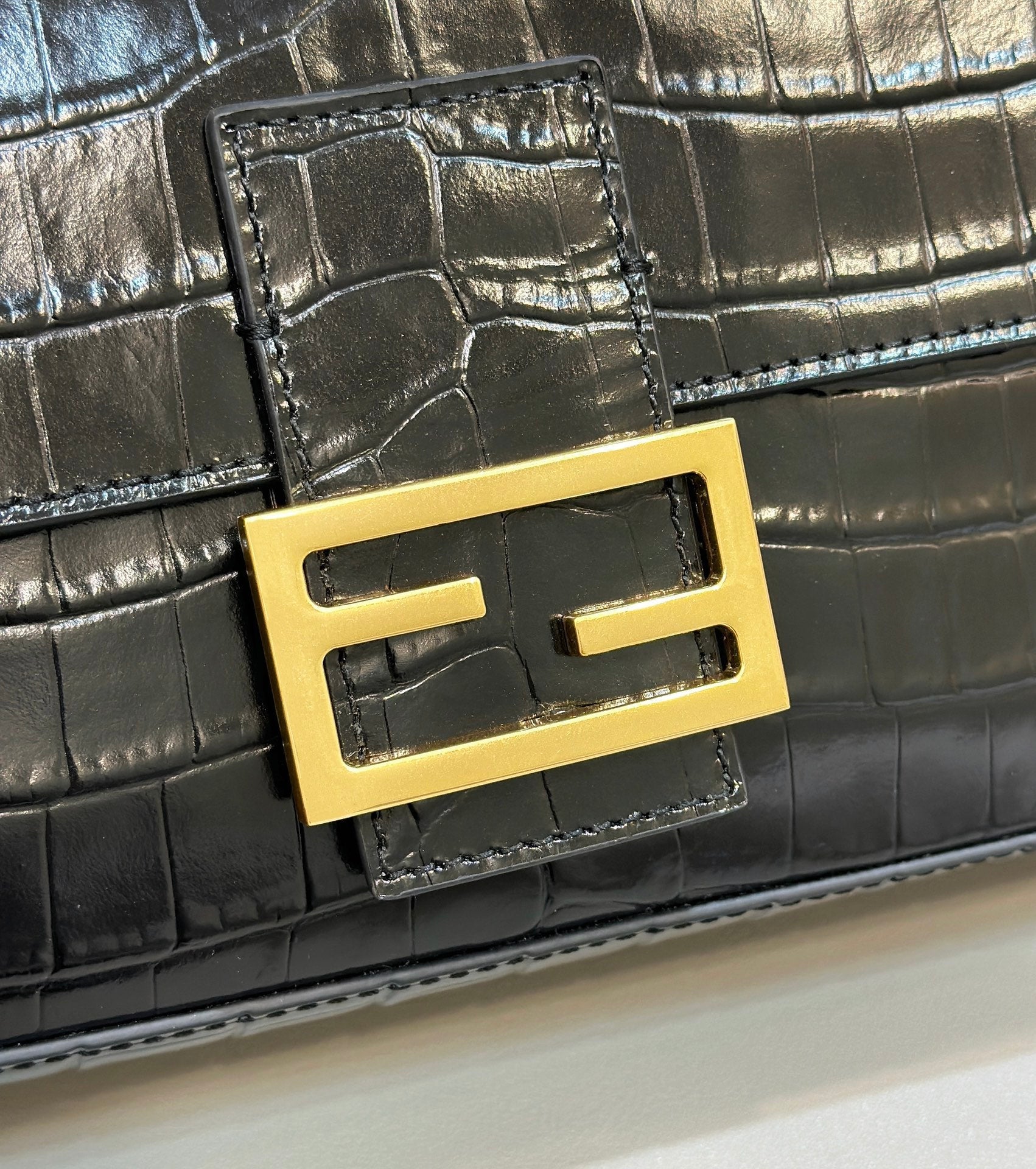 BAGUETTE 27 IN BLACK CROCODILE PATTERN GLOSSY CALFSKIN GOLD HARDWARE