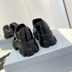 MONOLITH LACE-UP LOAFER IN BLACK GLOSSY CALFSKIN ATTACHED TRIANGLE LOGO