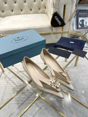 MEDIUM HEEL PUMPS IN BEIGE PATENT CALFSKIN ATTACHED CREATIVE FLOWERS