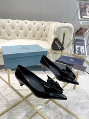 MEDIUM HEEL PUMPS ATTACHED CREATIVE FLOWERS IN BLACK PATENT CALFSKIN