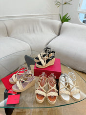 GARAVANI ROCKSTUD WEDGE SANDALS IN WHITE CALFSKIN AND BEIGE RAFFIA