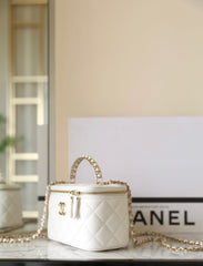 CHANEL 25S VANITY BAG 17 CM IN WHITE LAMBSKIN WITH PEARL STRAP