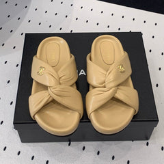 TWISTED SLIPPERS IN DARK CREAM LAMBSKIN