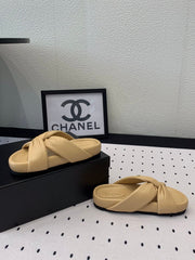 TWISTED SLIPPERS IN DARK CREAM LAMBSKIN