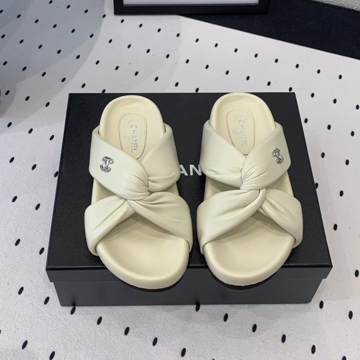 TWISTED SLIPPERS IN WHITE LAMBSKIN