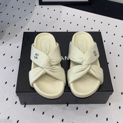 TWISTED SLIPPERS IN WHITE LAMBSKIN