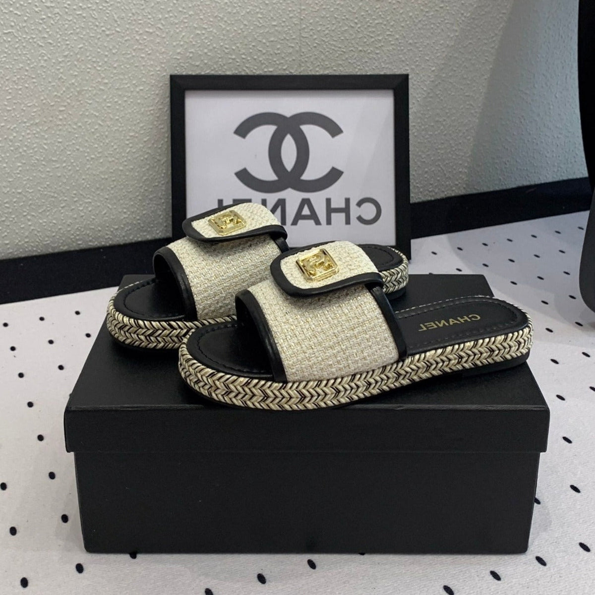 Double CC Women New Trendy Calfskin Slippers White Black