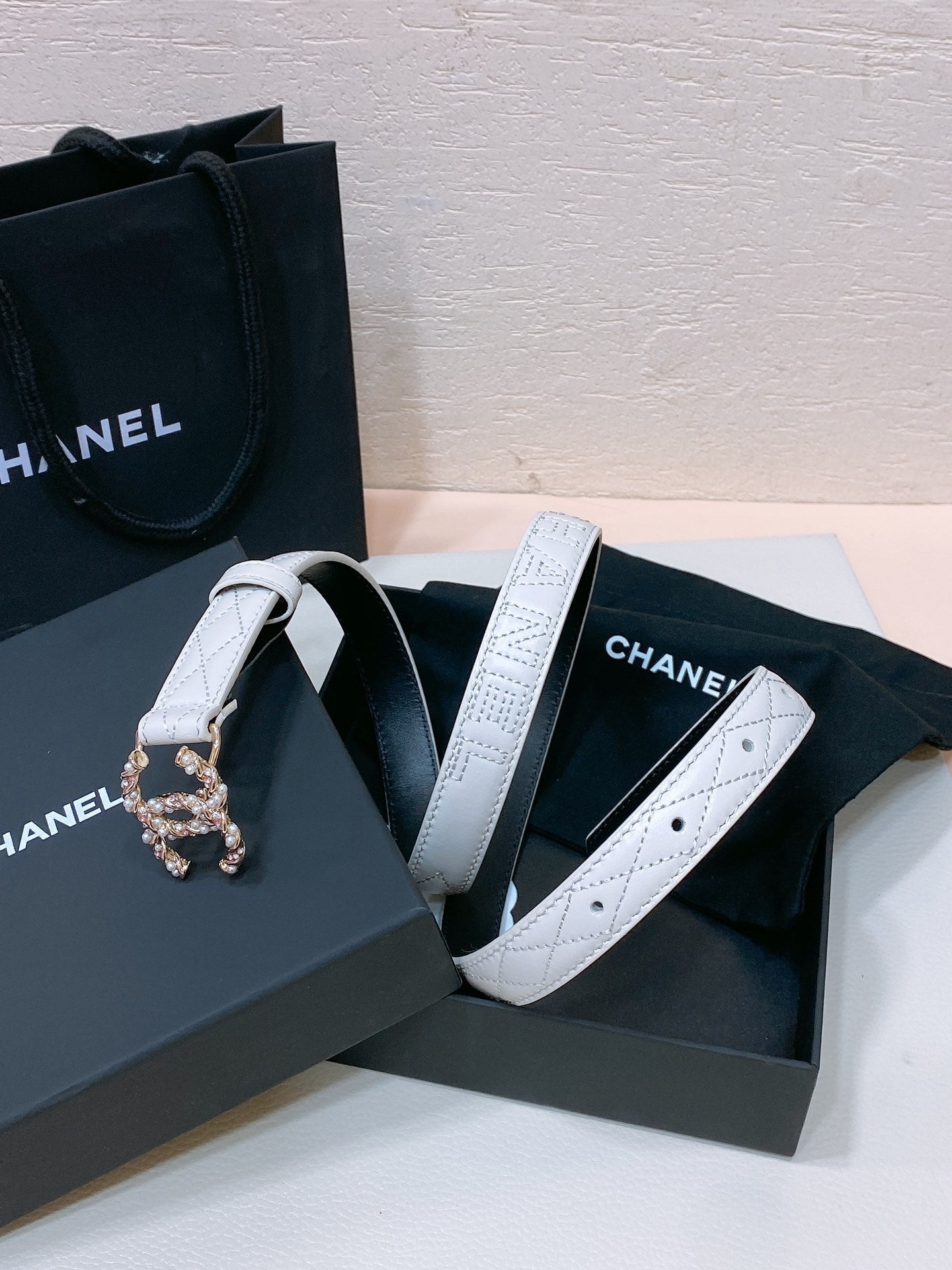 CC BELT 20MM IN WHITE EMBROIDERED CALFSKIN GOLD HARDWARE ATTACH PEARL