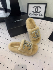 THICK-SOLED SLIPPERS IN BEIGE CREAM SHEEP WOOL