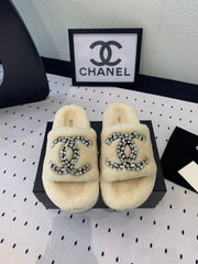 THICK-SOLED SLIPPERS IN WHITE SHEEP WOOL