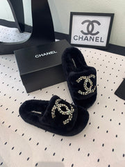 THICK-SOLED SLIPPERS IN BLACK SHEEP WOOL