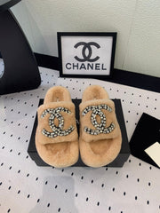 THICK-SOLED SLIPPERS IN BRIGHT CREAM SHEEP WOOL