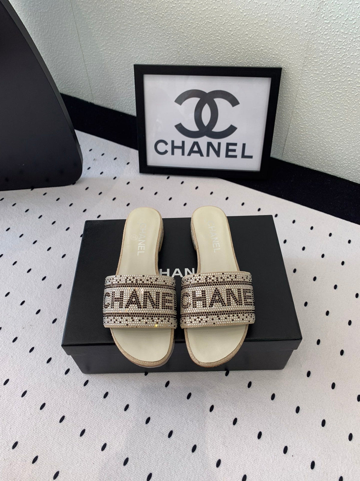 CC RHINESTONE LETTER SLIPPERS BEIGE LAMBSKIN