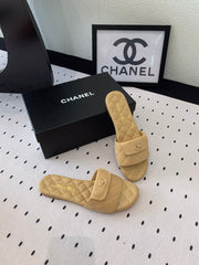 CC SLIPPERS IN YELLOW CREAM CALFSKIN