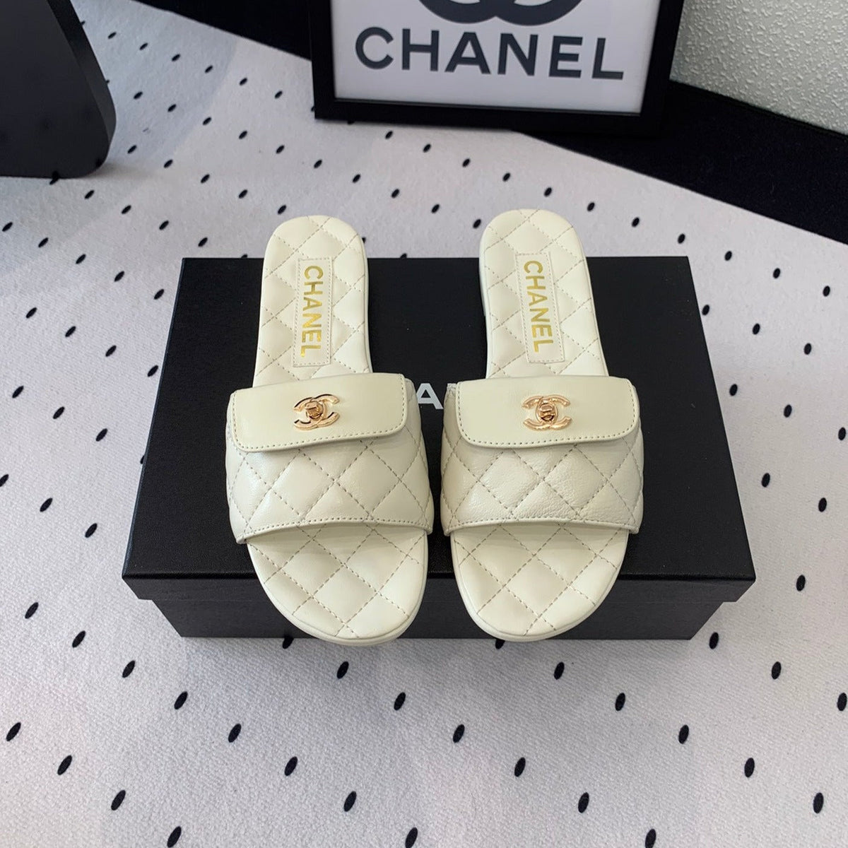 CC SLIPPERS IN WHITE CALFSKIN