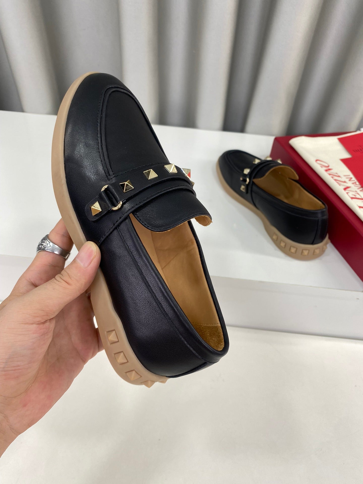 LEISURE FLOWS SPLIT LOAFER IN BLACK CALFSKIN