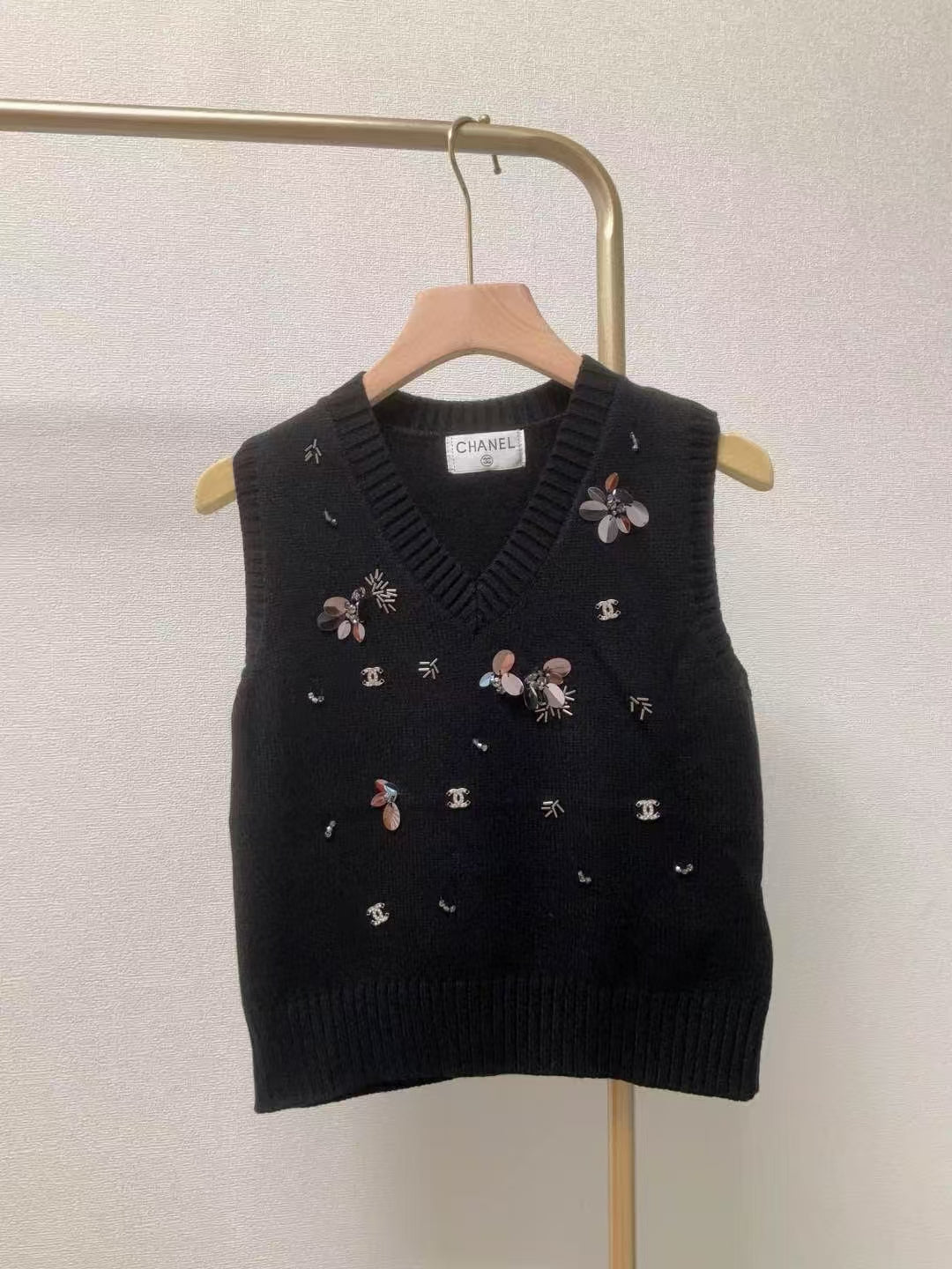 CC Sequined ribbed V-neck knitted vest