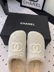 FLAT MULE IN BEIGE SUEDE AND LAMB FUR LINING
