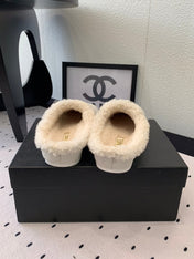 FLAT MULE IN BEIGE SUEDE AND LAMB FUR LINING