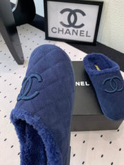 FLAT MULE IN NAVY BLUE SUEDE AND LAMB FUR LINING