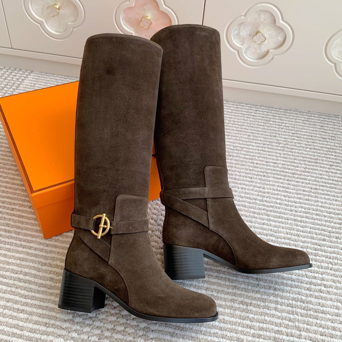 HM 25S TALL BOOTS 50 MM IN DARK BROWN SUEDE WITH GOLD HARDWARE
