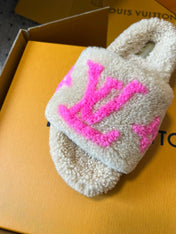 SLIPPER IN CAMEL BEIGE FLEECE WITH BRIGHT PINK LOGO