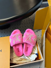SLIPPER IN BRIGHT PINK FLEECE WITH CAMEL BEIGE LOGO