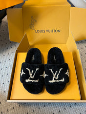 SLIPPER IN BLACK FLEECE WITH BEIGE LOGO