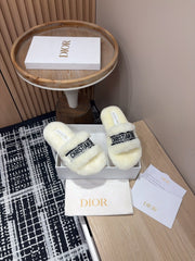 THICK-SOLE SLIPPERS WHITE CREAM SHEARLING WITH EMBROIDERED LOGO