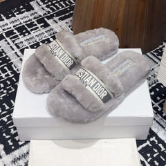 THICK-SOLE SLIPPERS IN PALE GRAY SHEARLING WITH EMBROIDERED LOGO