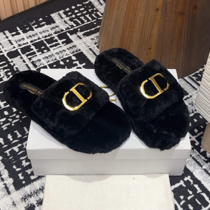 THICK-SOLE SLIPPER IN BLACK FLEECE WITH GOLD LOGO