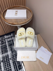 THICK-SOLE SLIPPER IN WHITE CREAM FLEECE WITH GOLD LOGO