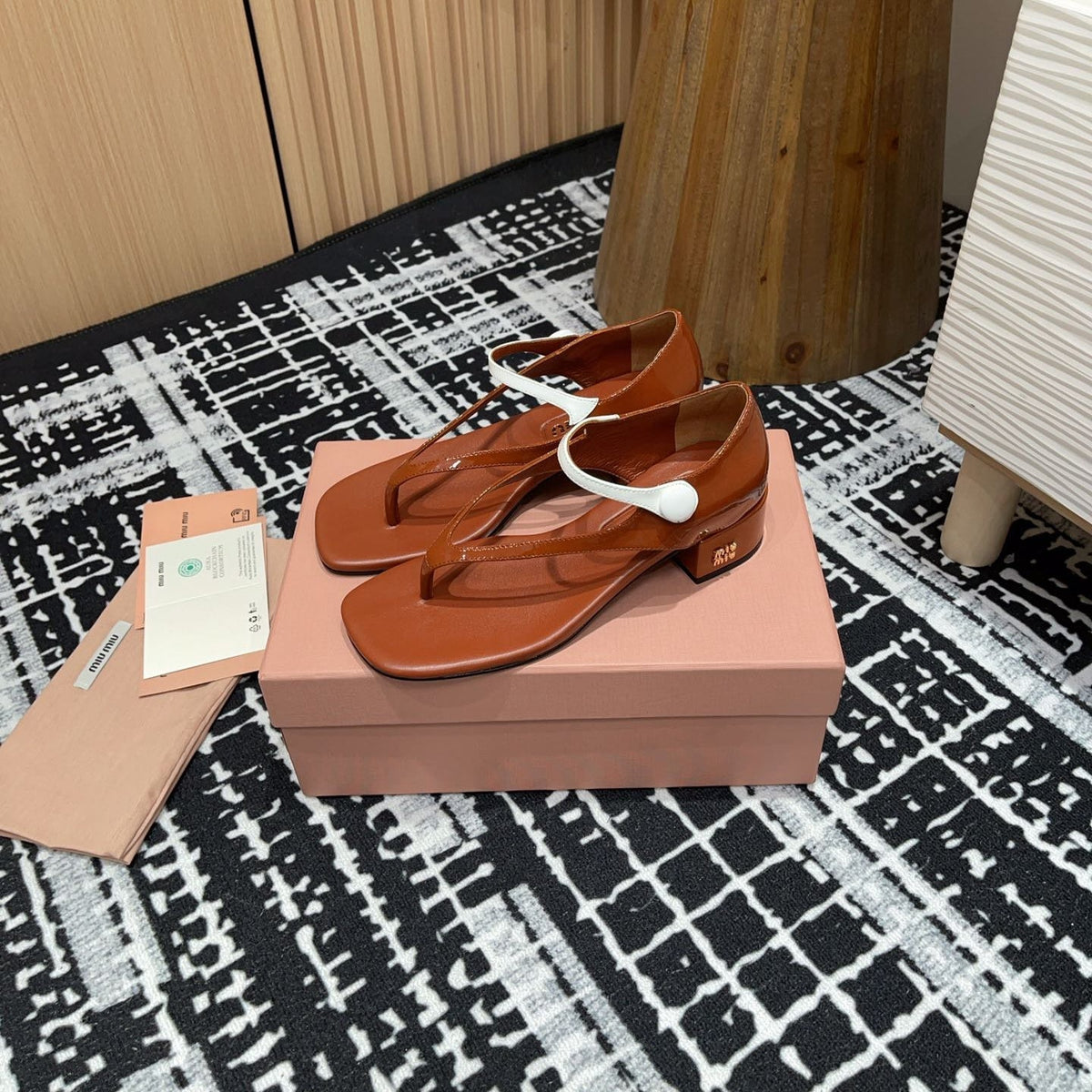 HIGH THONG SANDALS WITH WHITE STRAP IN RED BROWN GLOSSY LAMBSKIN