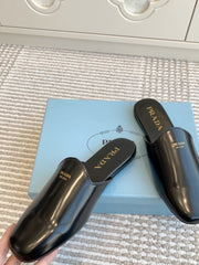 MULES IN BLACK GLOSSY SHEEPSKIN GOLD LETTERING LOGO