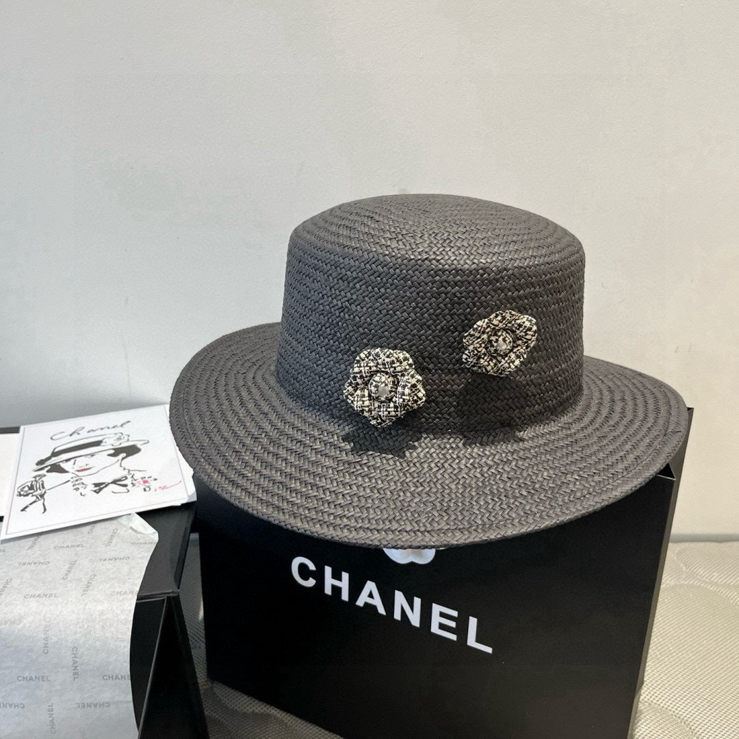 FLAT STRAW HAT BLACK FLOWER ATTACHMENT 673929