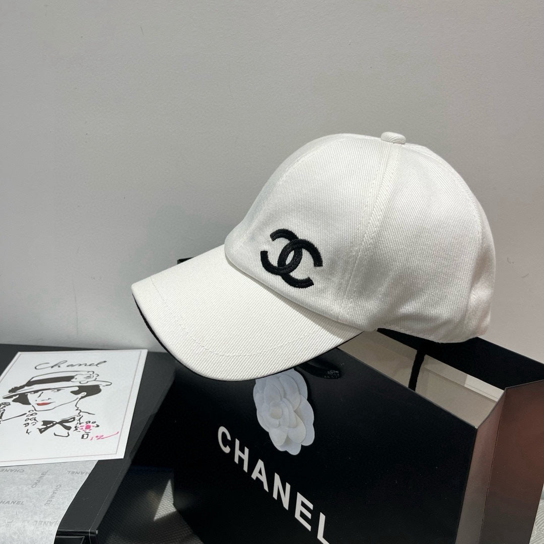 BASEBALL HAT IN WHITE WITH BLACK TRIM 673994