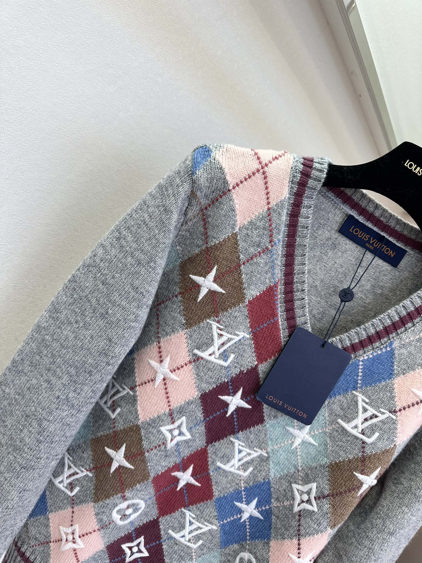 LV 25S V-NECK SWEATER 0111