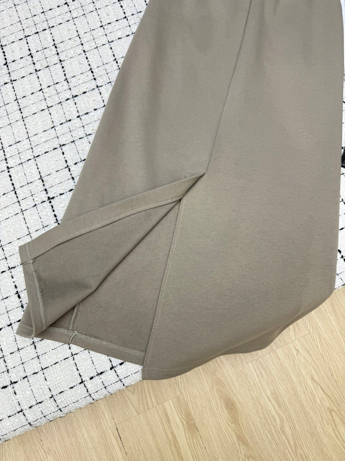 PRADA 26S MIDI SKIRT 606