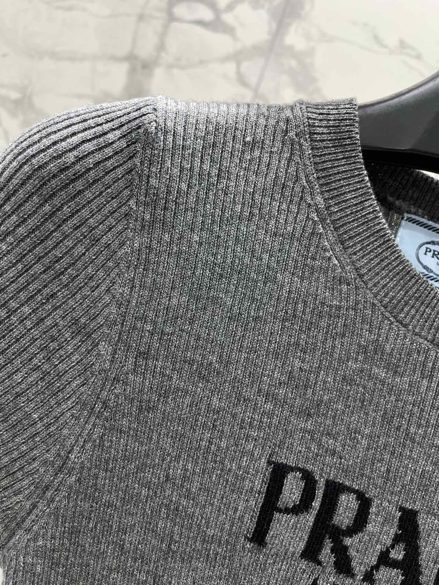 PRADA 26S SHORT-SLEEVE T-SHIRT 690