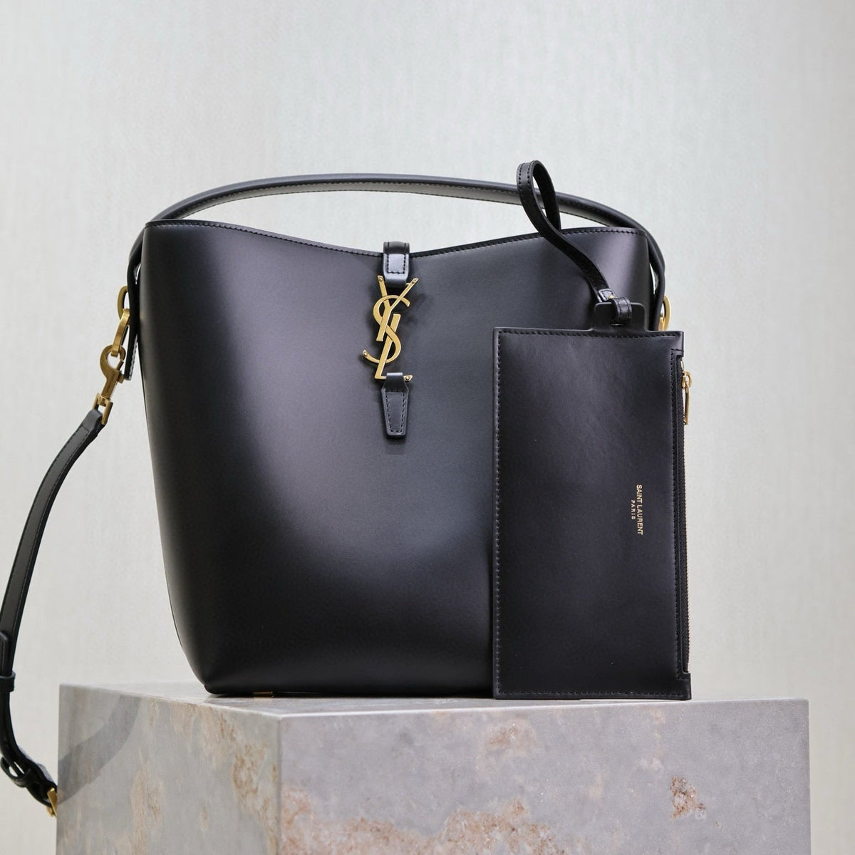 LE 37 MEDIUM BUCKET BAG 26 IN BLACK CALFSKIN GOLD HARDWARE