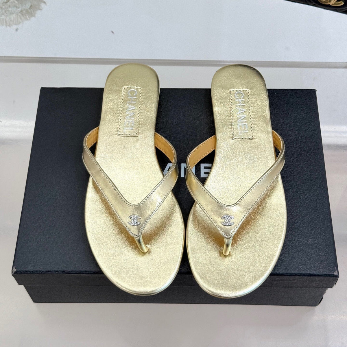 THONG SANDALS IN GOLD GLOSSY CALFKSIN EMBOSSED CRYSTAL