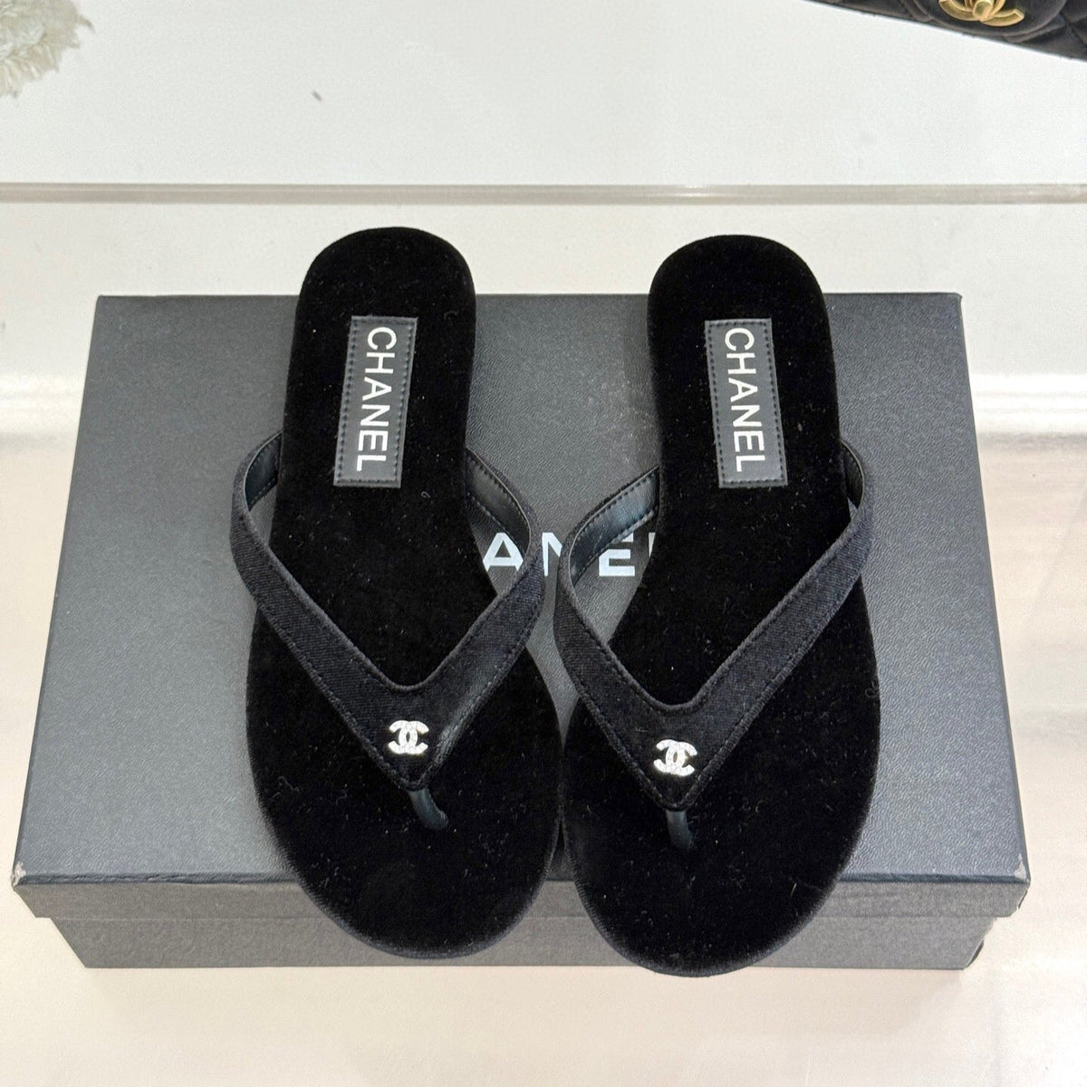 THONG SANDALS IN BLACK VELVET EMBOSSED CRYSTAL
