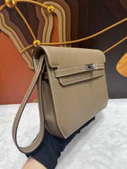 KELLY POCHETTE BAG 25 IN BROWN EPSOM LEATHER WITH PALLADIUM HARDWARE