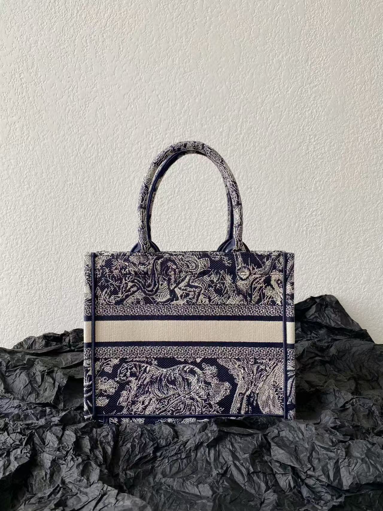 MISS SMALL TOTE 26 IN NAVY BLUE AND WHITE CANVAS