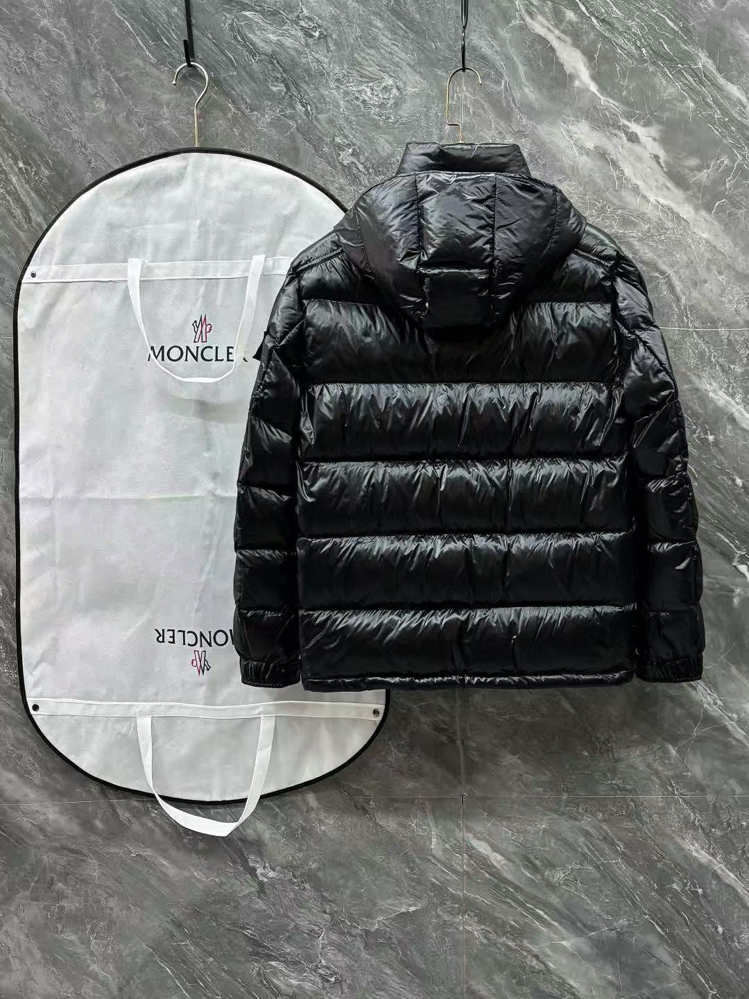 MONCLER PUFFER JACKET IN BLACK