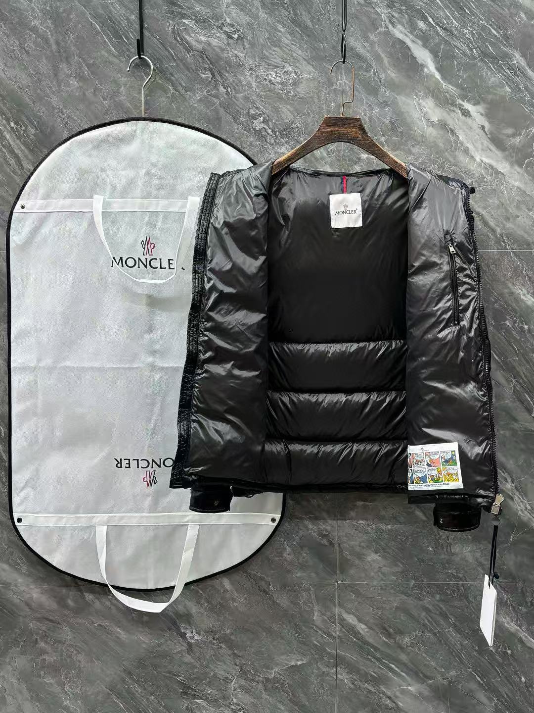 MONCLER PUFFER JACKET IN BLACK